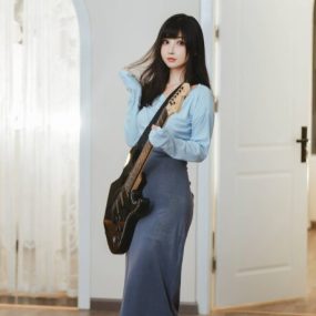 吉他妹妹COS再升级，rioko凉凉子弹奏出清新与性感的和弦