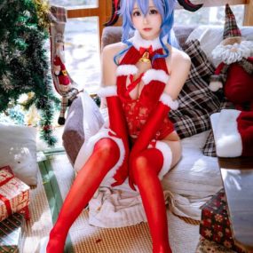 日奈娇COS套图合集下载，本期鉴赏圣诞甘雨演绎璃月七星秘书冰雪中的温暖诱惑