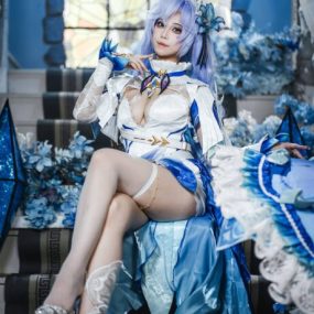 翡萨烈家主的神秘魅力：蜜汁猫裘cos坎特蕾拉的致命之美