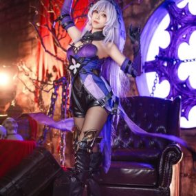 蜜汁猫裘黑天鹅COS：展现占卜大师的致命魅力与神秘气质