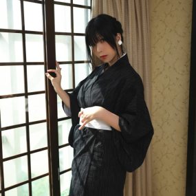 鹿野希：写真艺术中的纯欲美学探索者